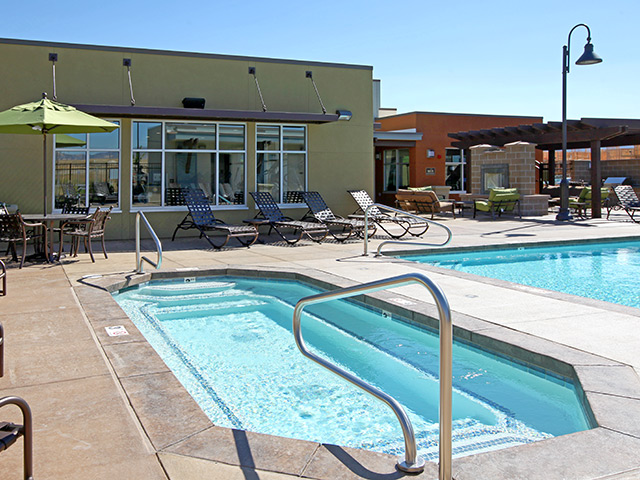 Pool in Crossing at Daybreak apartments 